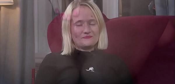 Lena verwöhnt sich auf dem Fußboden